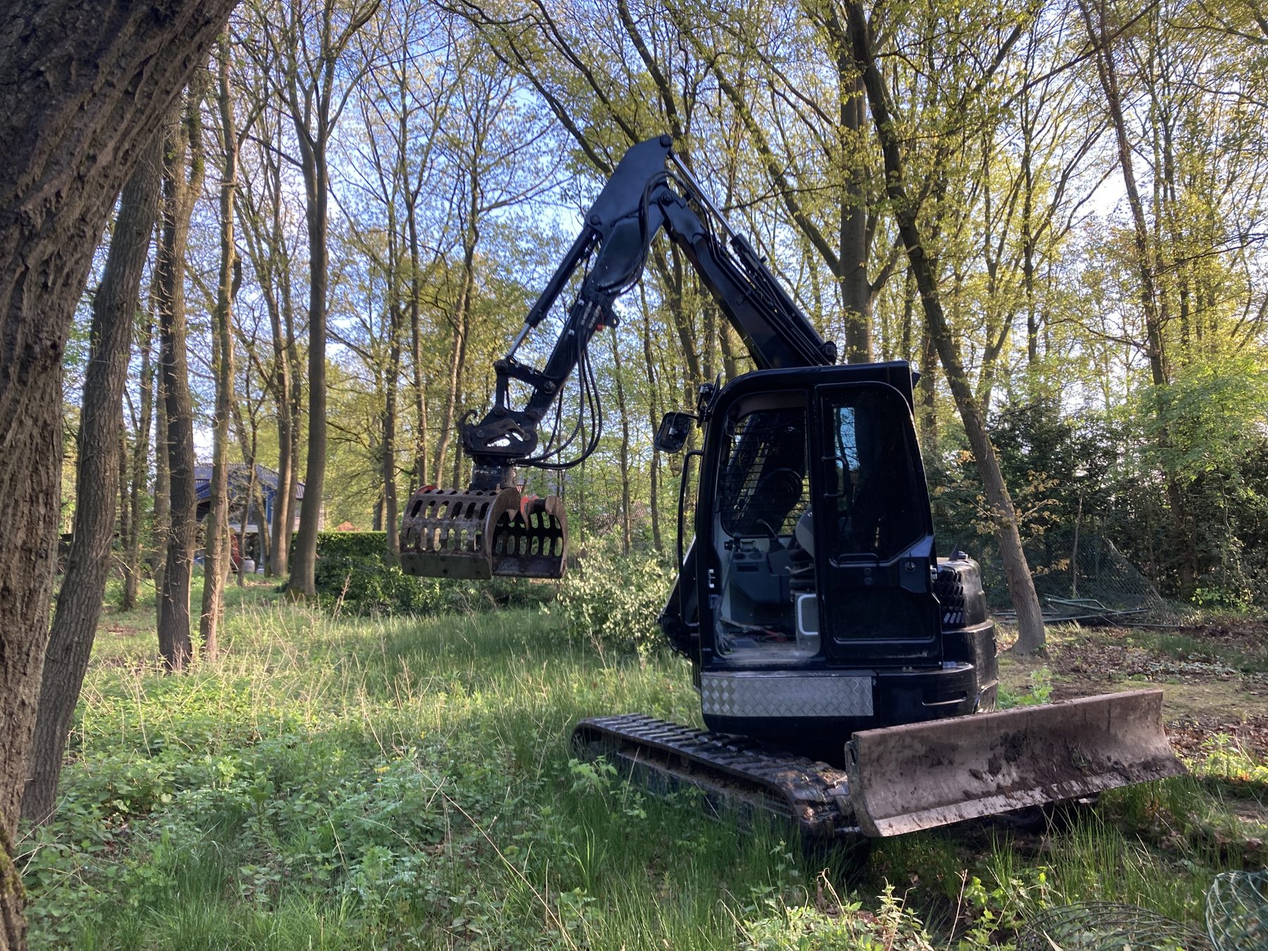 Rupskraan tussen de bomen tijdens grondwerken