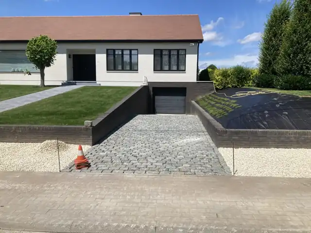 Nieuwe oprit in kasseien voor een woning
