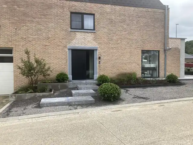 Voortuin met beplanting en grindverharding