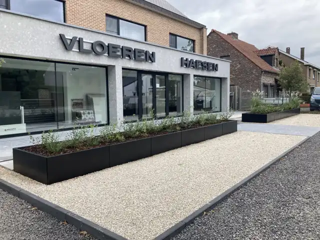 Bedrijfspand met plantbakken en dolomietverharding